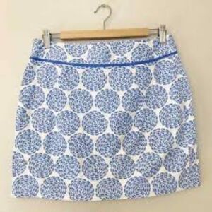 VINEYARD VINES MINISKIRT. White cotton with tiny blue whale circles. Size 14.